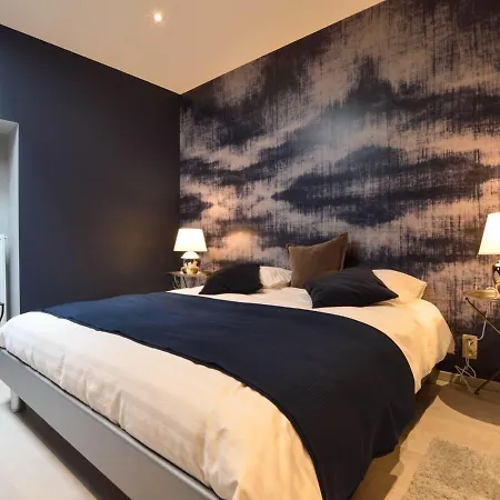 Splendid Ground Floor With Garden In The Very Center Of *